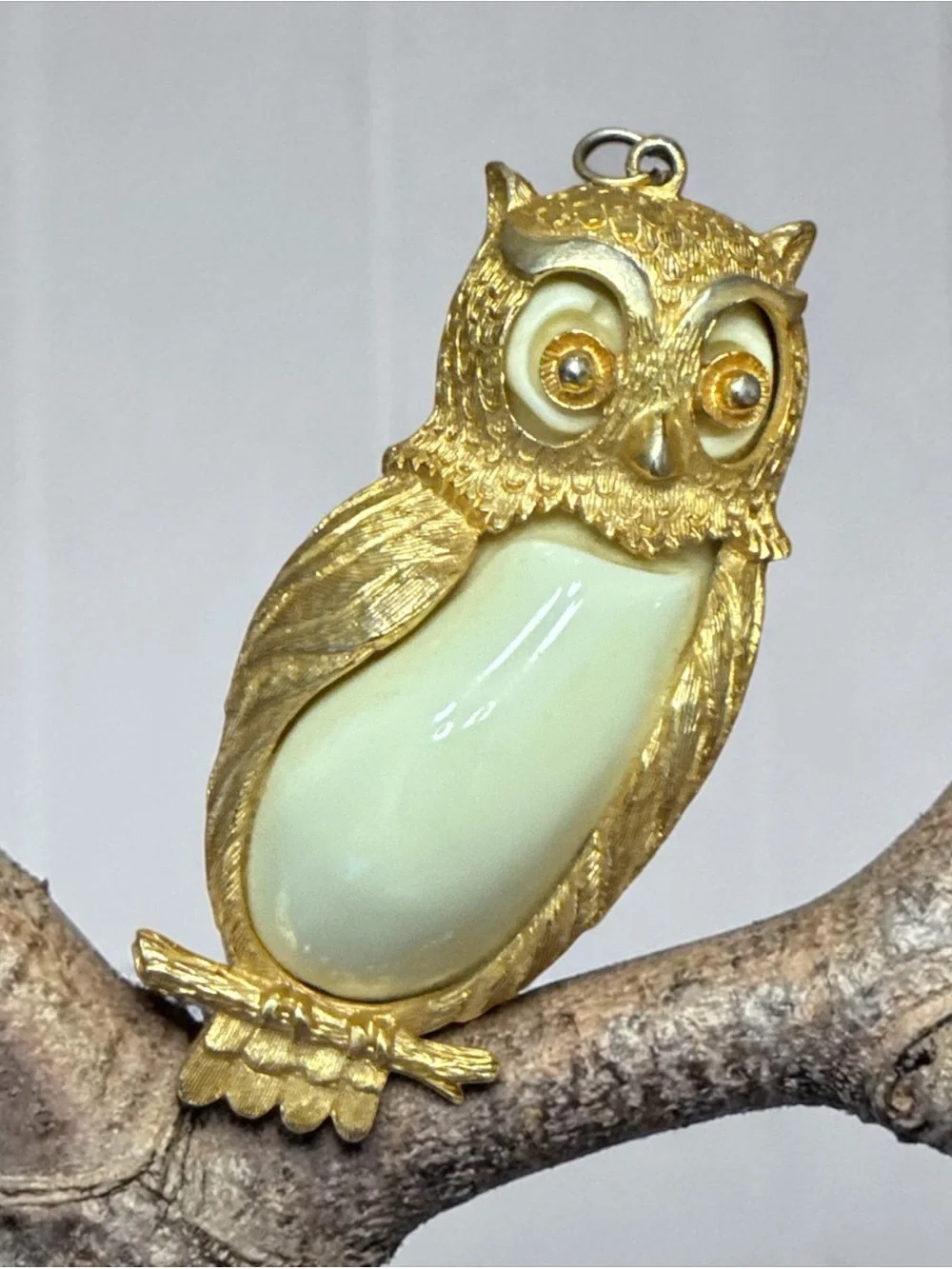 Vintage 70s Gold Tone Owl Pendant Necklace Cream Jelly Belly